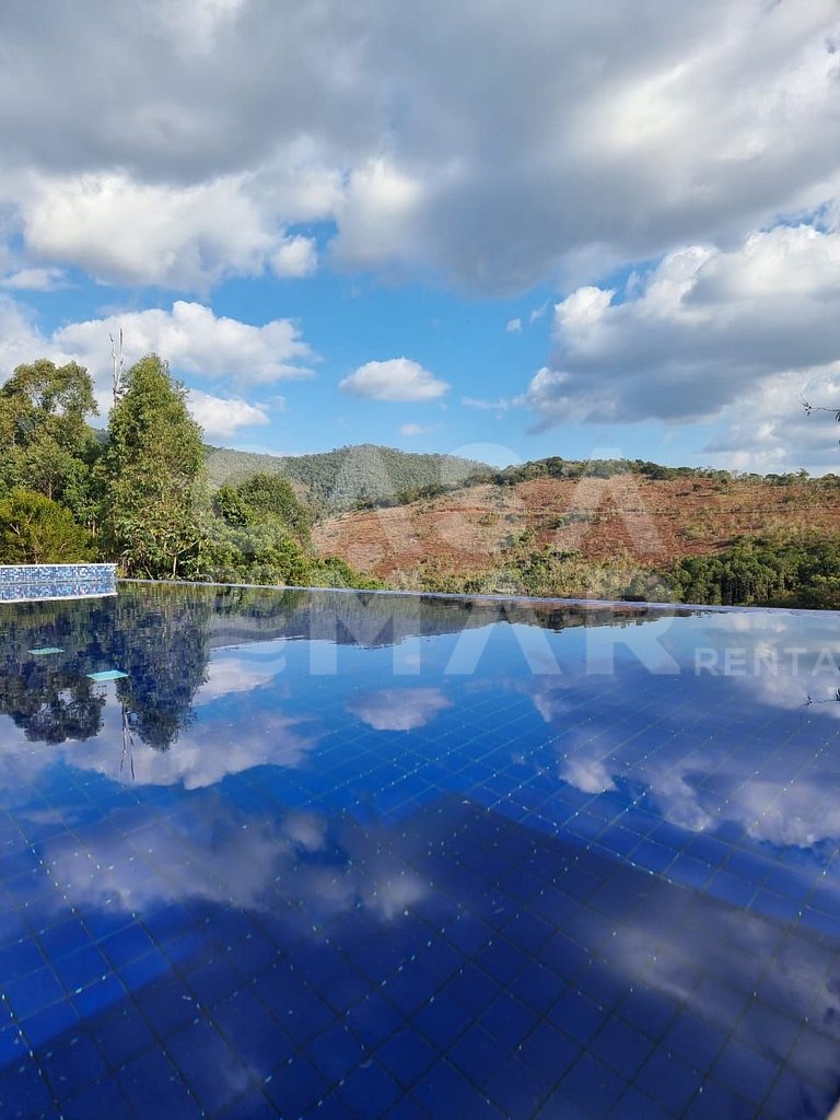 Linda casa em Itaipava com seis suítes, piscina e vista para