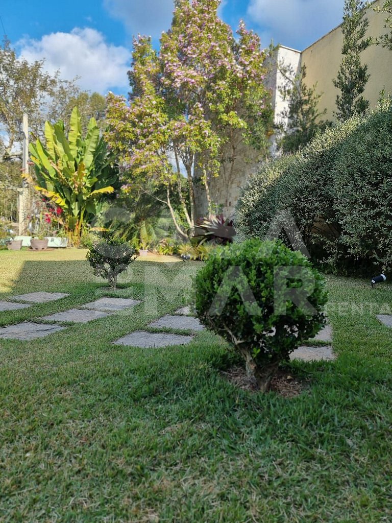 Linda casa em Itaipava com seis suítes, piscina e vista para