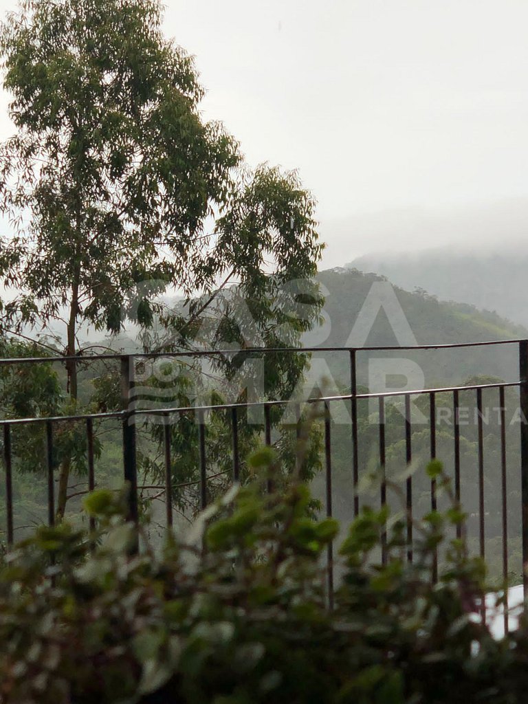 Linda casa em Itaipava com seis suítes, piscina e vista para