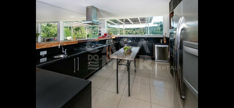 Linda casa em Itaipava com seis suítes, piscina e vista para
