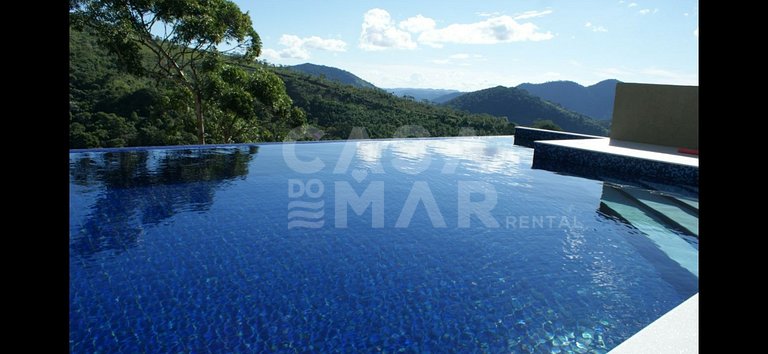 Linda casa em Itaipava com seis suítes, piscina e vista para