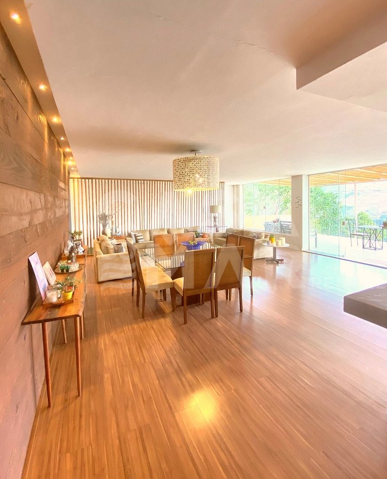 Linda casa em Itaipava com seis suítes, piscina e vista para