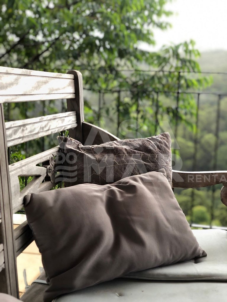 Linda casa em Itaipava com seis suítes, piscina e vista para