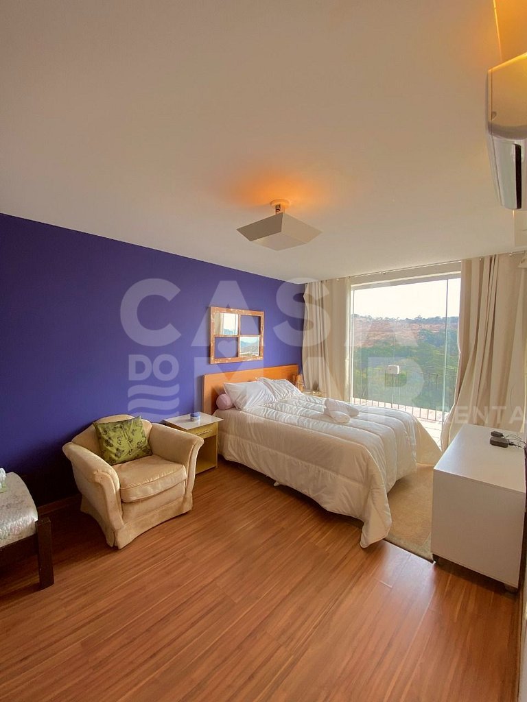 Linda casa em Itaipava com seis suítes, piscina e vista para