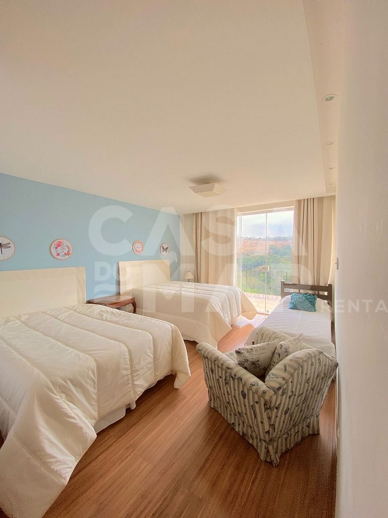 Linda casa em Itaipava com seis suítes, piscina e vista para
