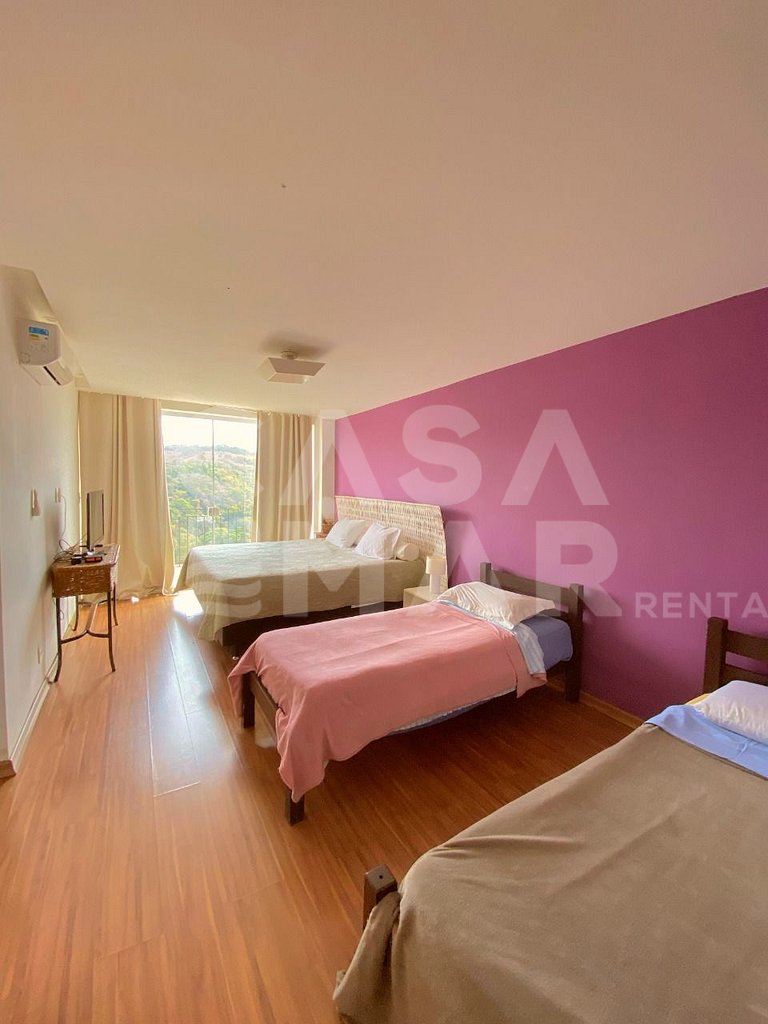 Linda casa em Itaipava com seis suítes, piscina e vista para