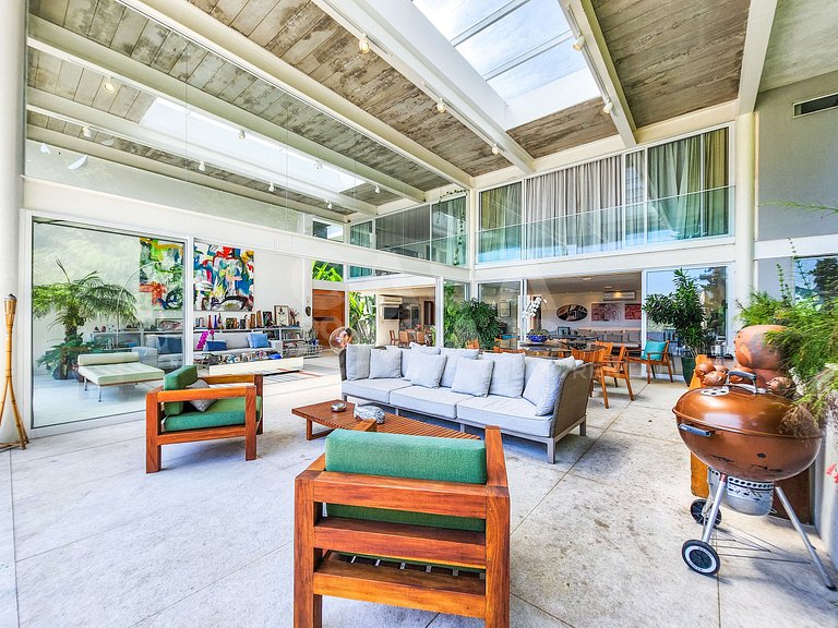 Beautiful house with 3 suites, swimming pool, gourmet space