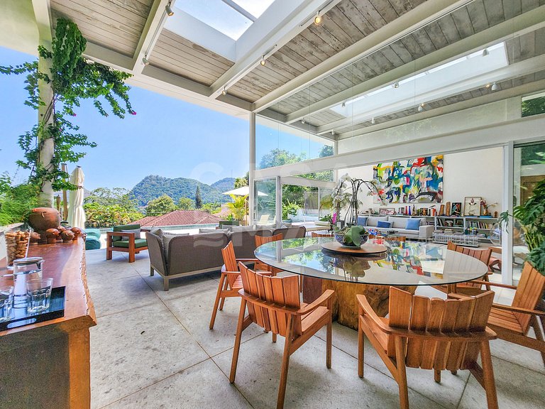 Beautiful house with 3 suites, swimming pool, gourmet space
