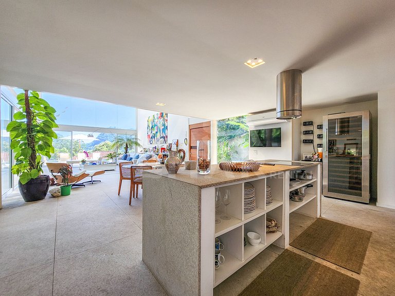 Beautiful house with 3 suites, swimming pool, gourmet space