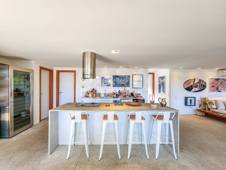 Beautiful house with 3 suites, swimming pool, gourmet space
