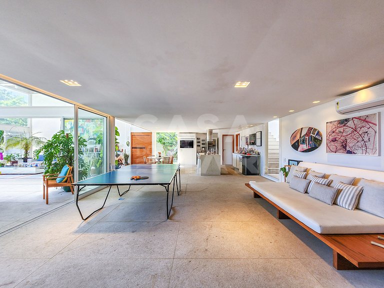 Beautiful house with 3 suites, swimming pool, gourmet space