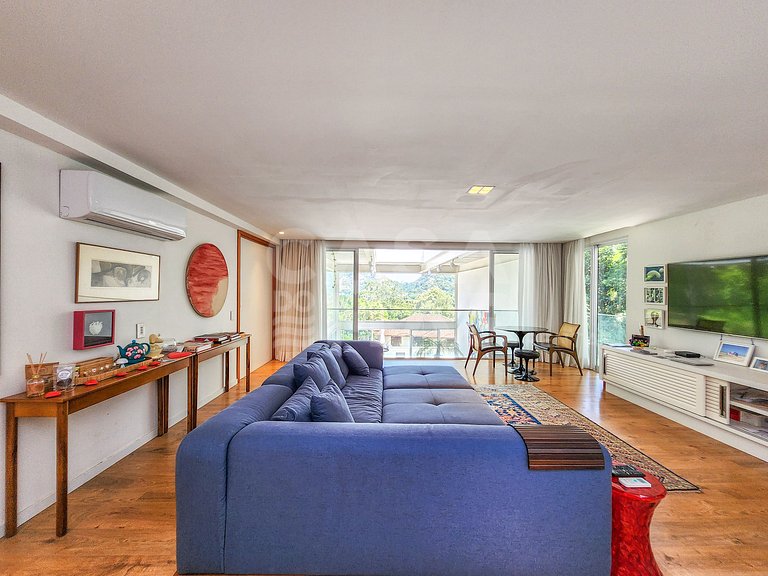 Beautiful house with 3 suites, swimming pool, gourmet space
