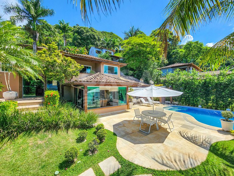 Linda casa em condomínio, praia particular e área de lazer i