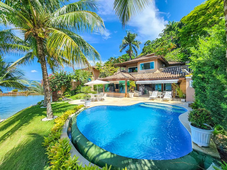 Beautiful house in condominium, private beach and impeccable