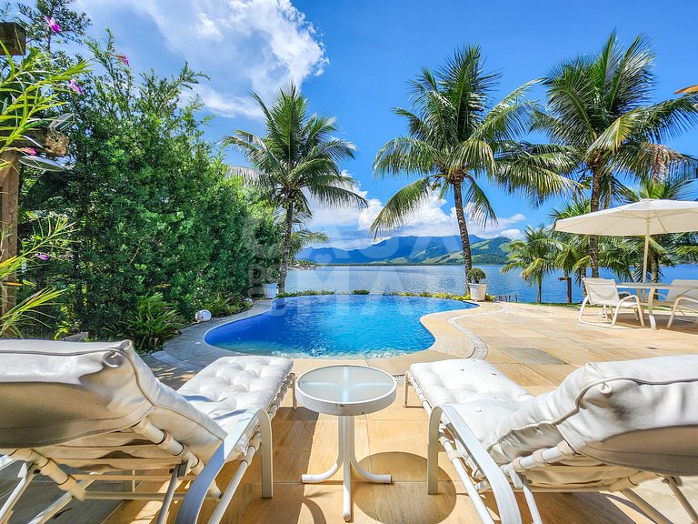 Linda casa em condomínio, praia particular e área de lazer i