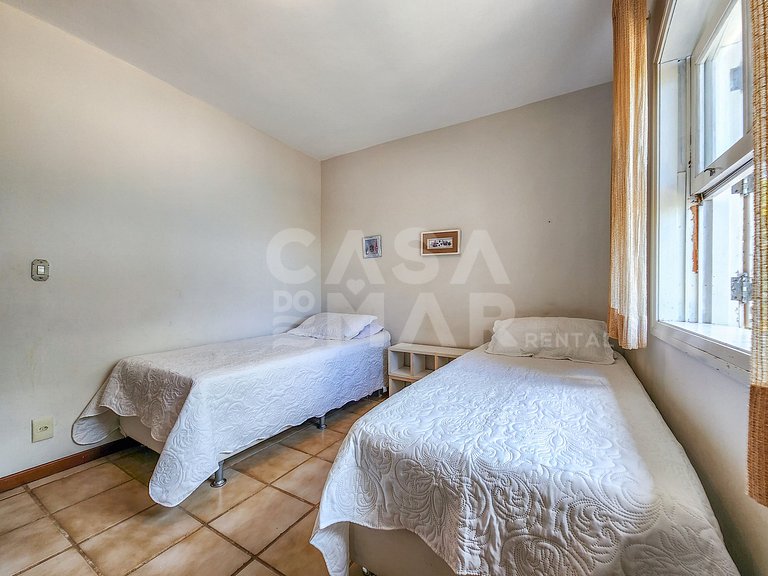 Linda casa em condomínio, praia particular e área de lazer i