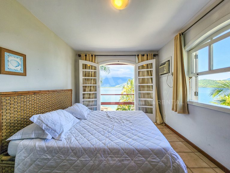 Linda casa em condomínio, praia particular e área de lazer i