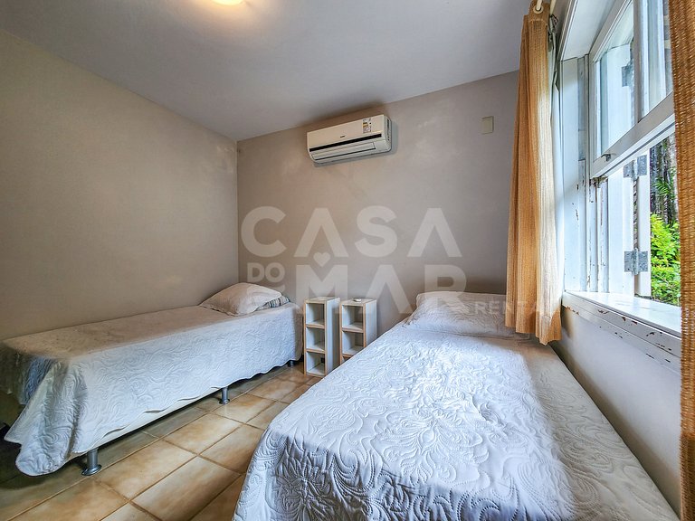 Linda casa em condomínio, praia particular e área de lazer i