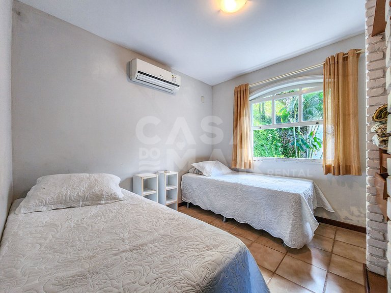 Linda casa em condomínio, praia particular e área de lazer i