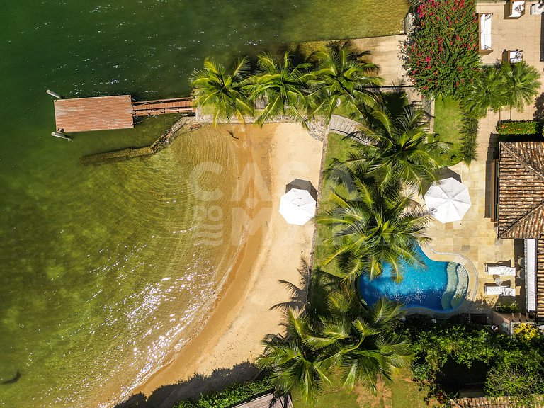 Linda casa em condomínio, praia particular e área de lazer i