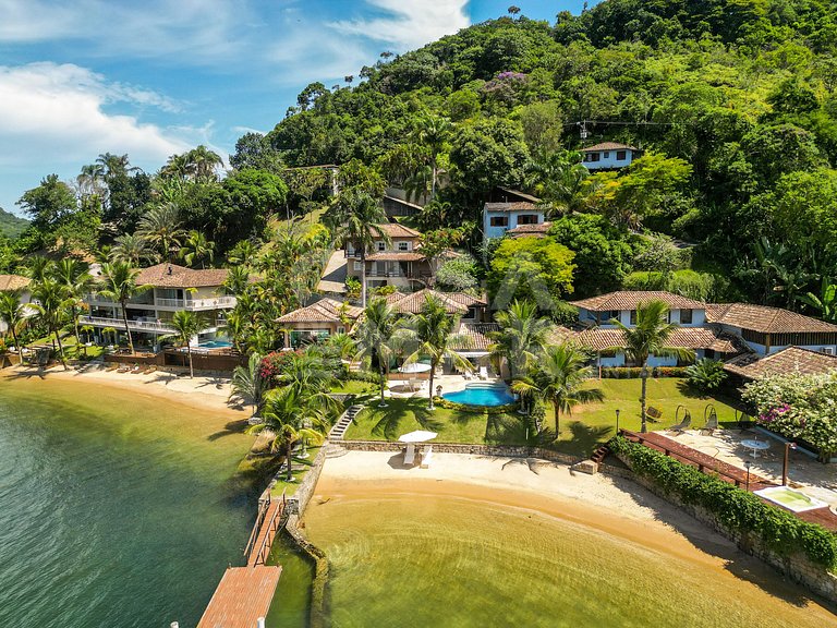 Linda casa em condomínio, praia particular e área de lazer i