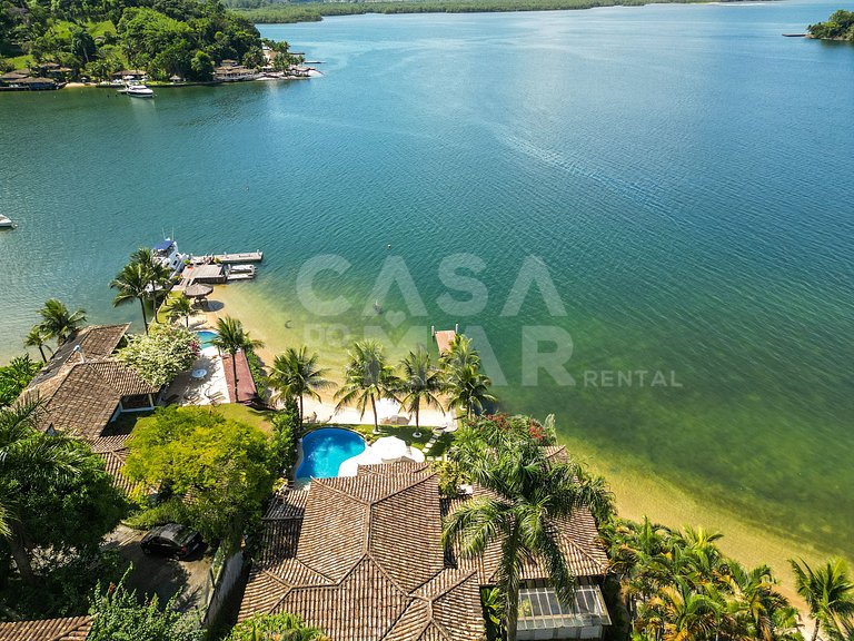 Linda casa em condomínio, praia particular e área de lazer i