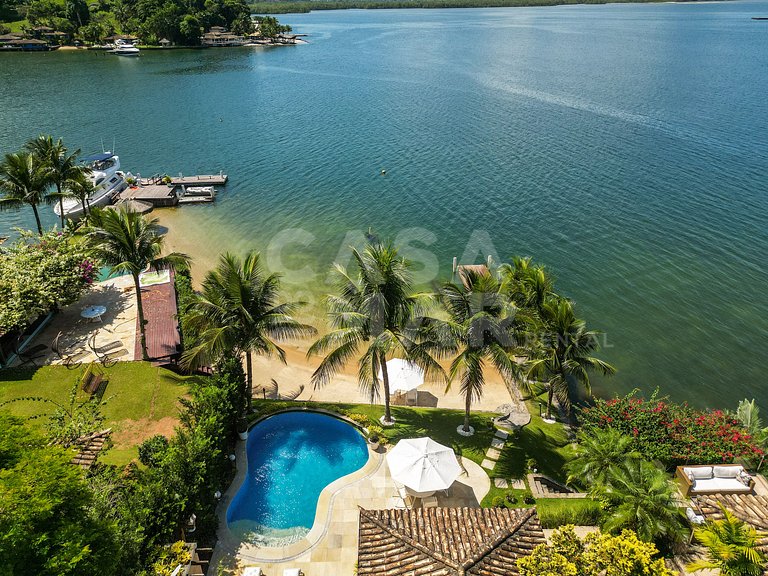 Linda casa em condomínio, praia particular e área de lazer i