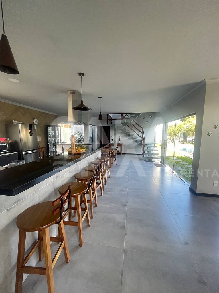 Linda casa, completa com piscina e espaço gourmet, frente ma