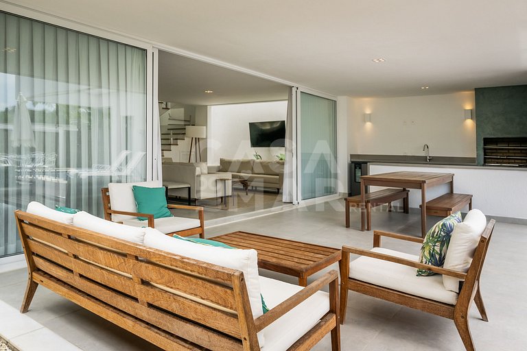 Linda Villa com cinco suítes, piscina, em condomínio com seg