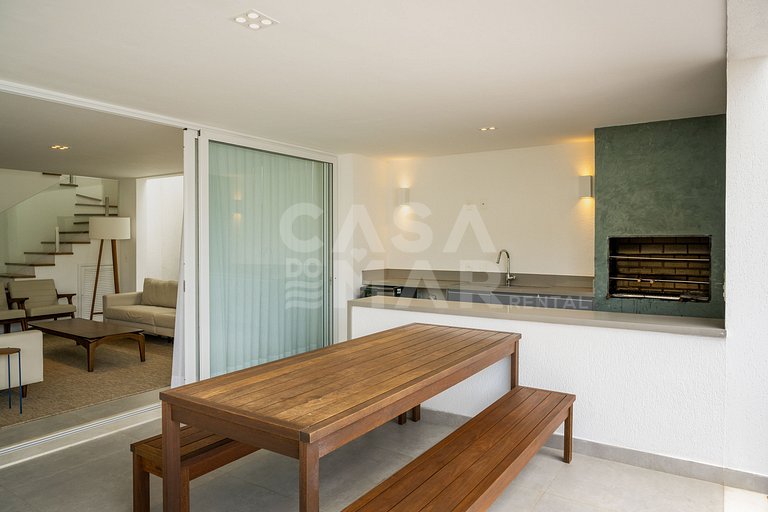 Linda Villa com cinco suítes, piscina, em condomínio com seg