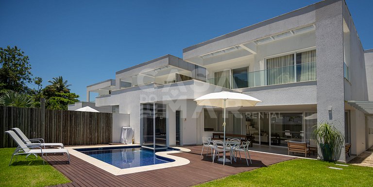 Linda Villa com cinco suítes, piscina, em condomínio com seg