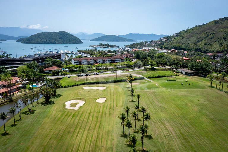 Linda Villa com cinco suítes, piscina, em condomínio com seg