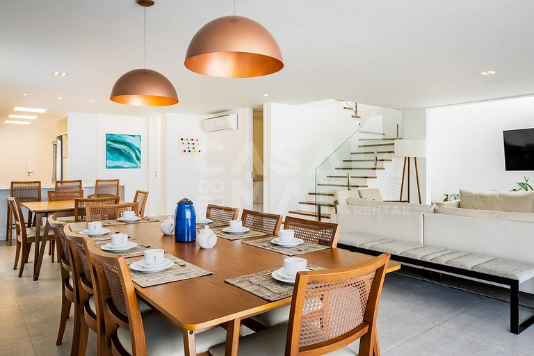 Linda Villa com cinco suítes, piscina, em condomínio com seg