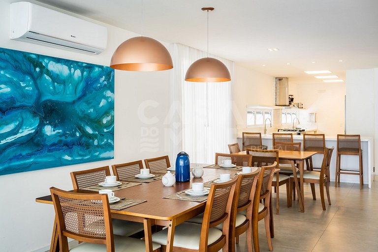Linda Villa com cinco suítes, piscina, em condomínio com seg