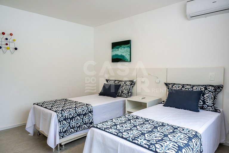 Linda Villa com cinco suítes, piscina, em condomínio com seg