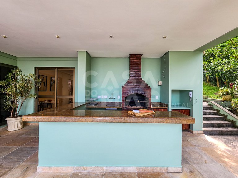 Beautiful mansion with five suites, and enchanting view