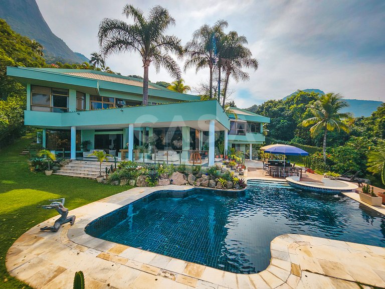 Beautiful mansion with five suites, and enchanting view
