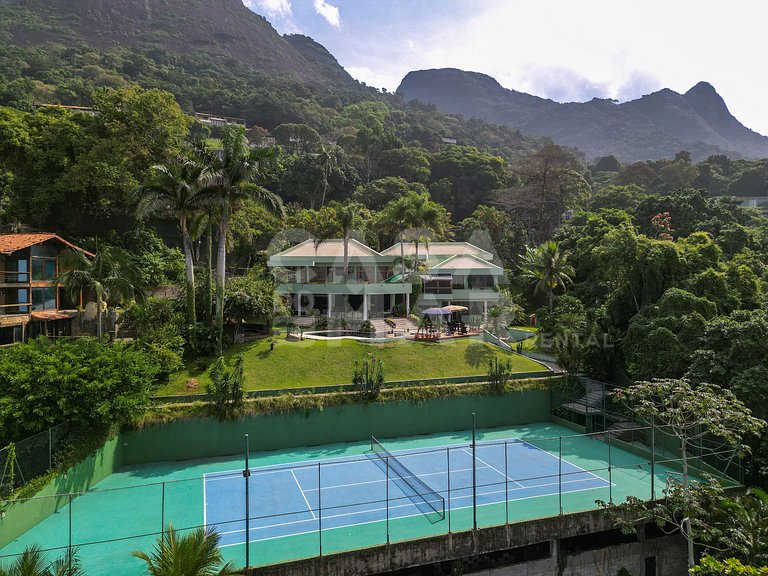 Beautiful mansion with five suites, and enchanting view