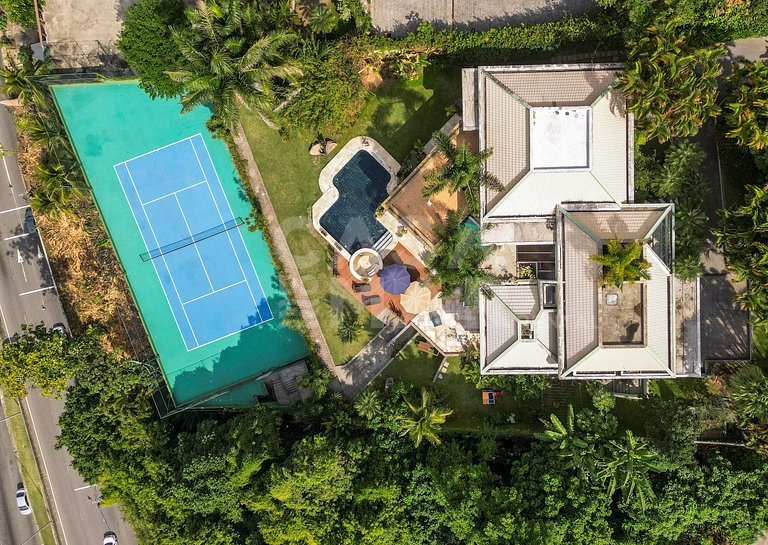 Beautiful mansion with five suites, and enchanting view