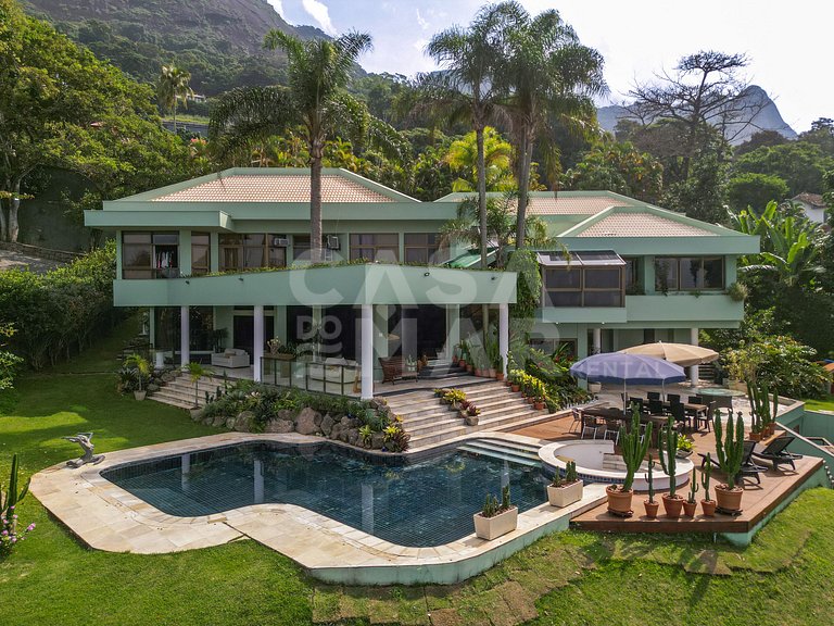 Beautiful mansion with five suites, and enchanting view