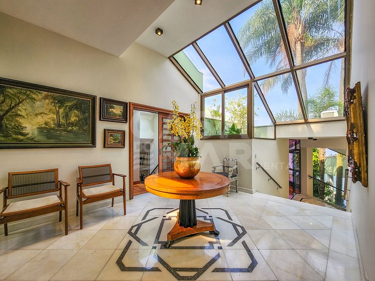 Beautiful mansion with five suites, and enchanting view