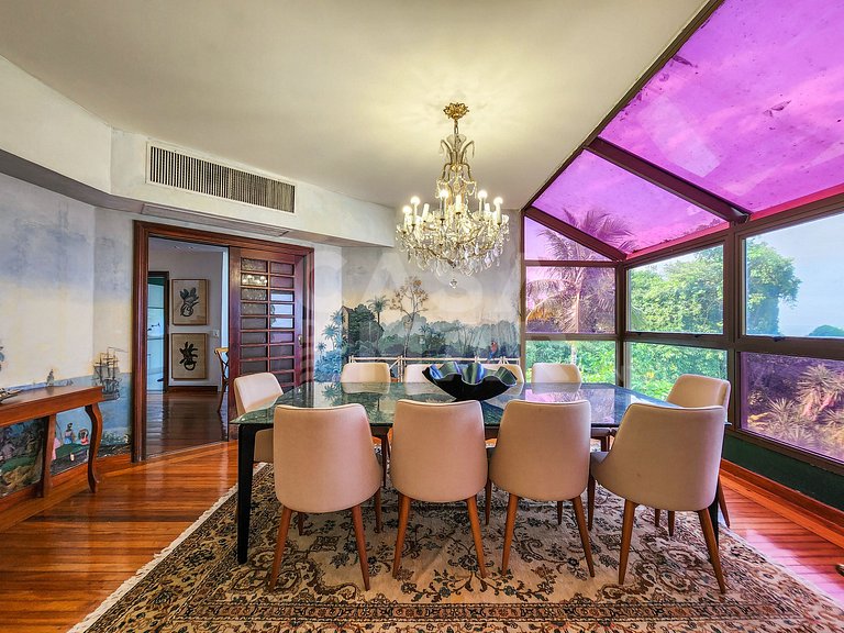 Beautiful mansion with five suites, and enchanting view