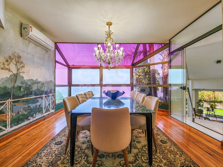Beautiful mansion with five suites, and enchanting view