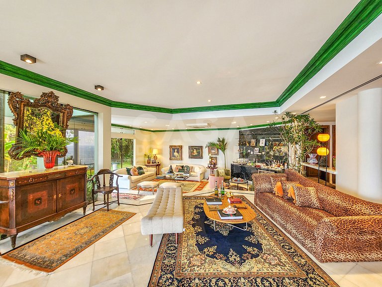 Beautiful mansion with five suites, and enchanting view