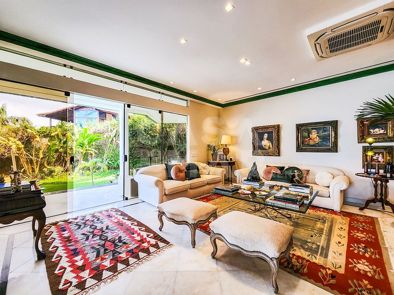 Beautiful mansion with five suites, and enchanting view