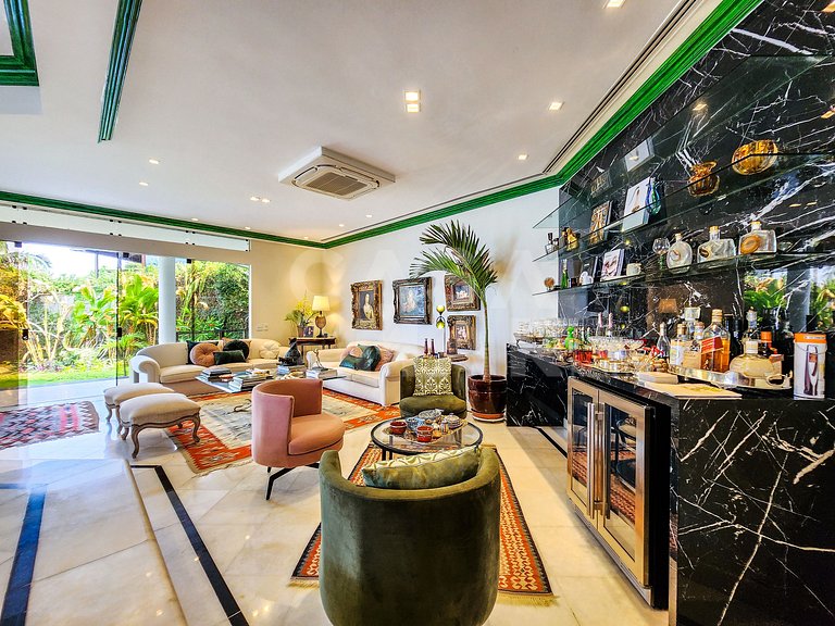 Beautiful mansion with five suites, and enchanting view