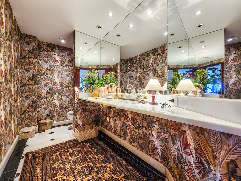 Beautiful mansion with five suites, and enchanting view