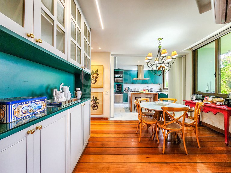Beautiful mansion with five suites, and enchanting view