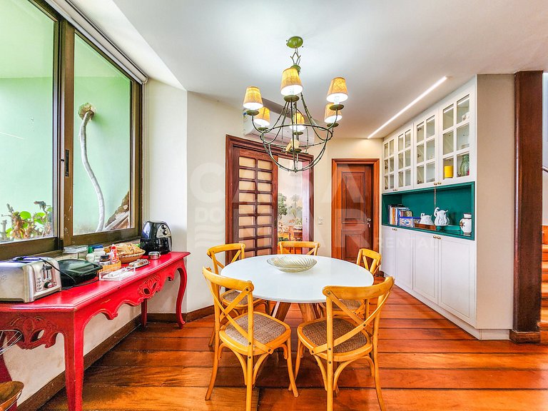 Beautiful mansion with five suites, and enchanting view