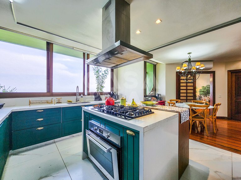 Beautiful mansion with five suites, and enchanting view